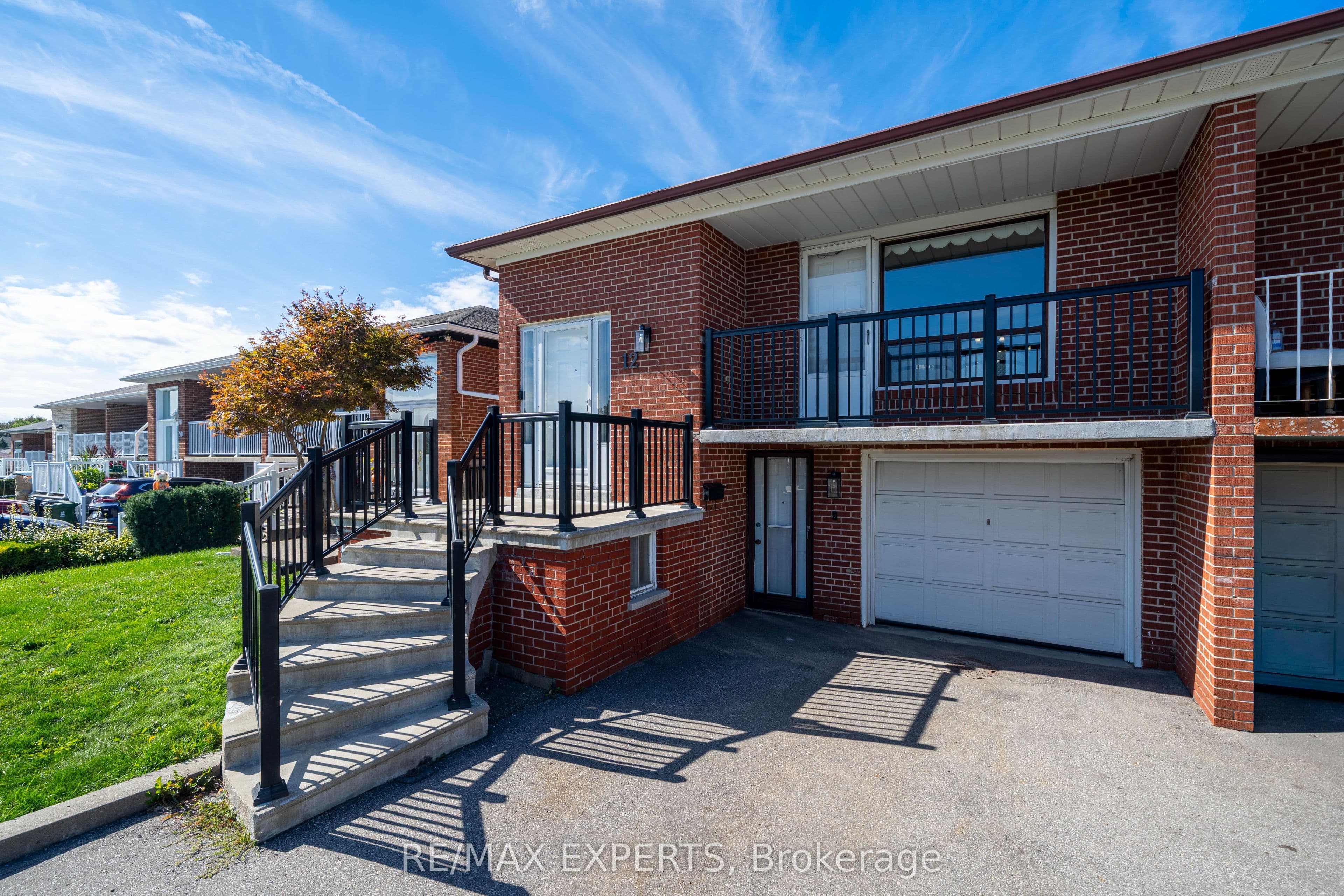 12 Paradelle Crescent, Toronto, ON M3N 1E4