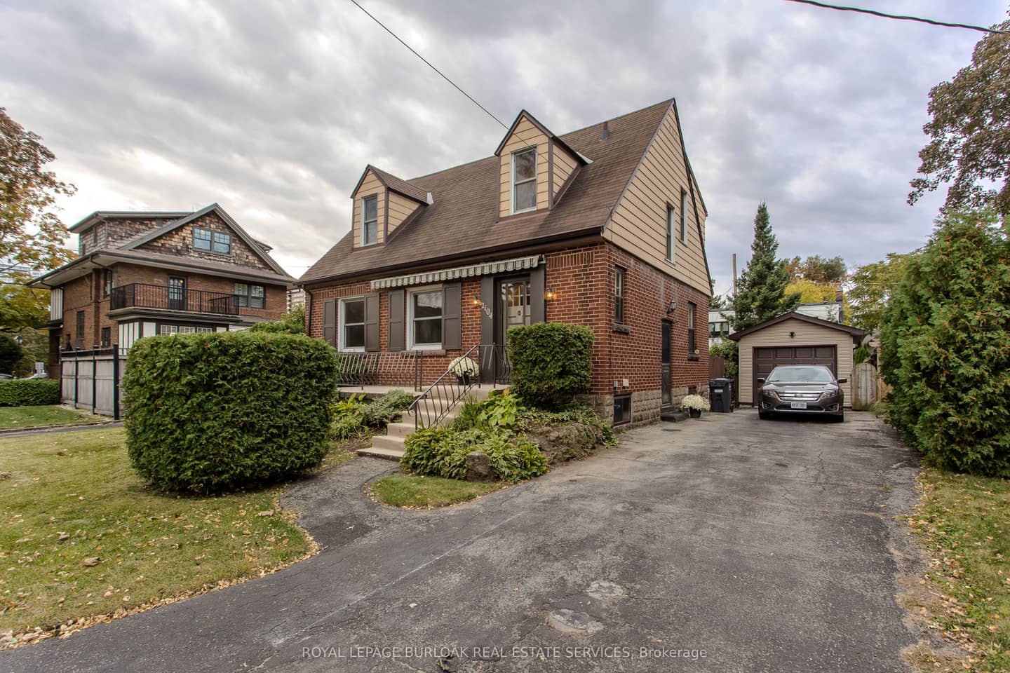 2104 Emerald Crescent, Burlington, ON L7R 1N3