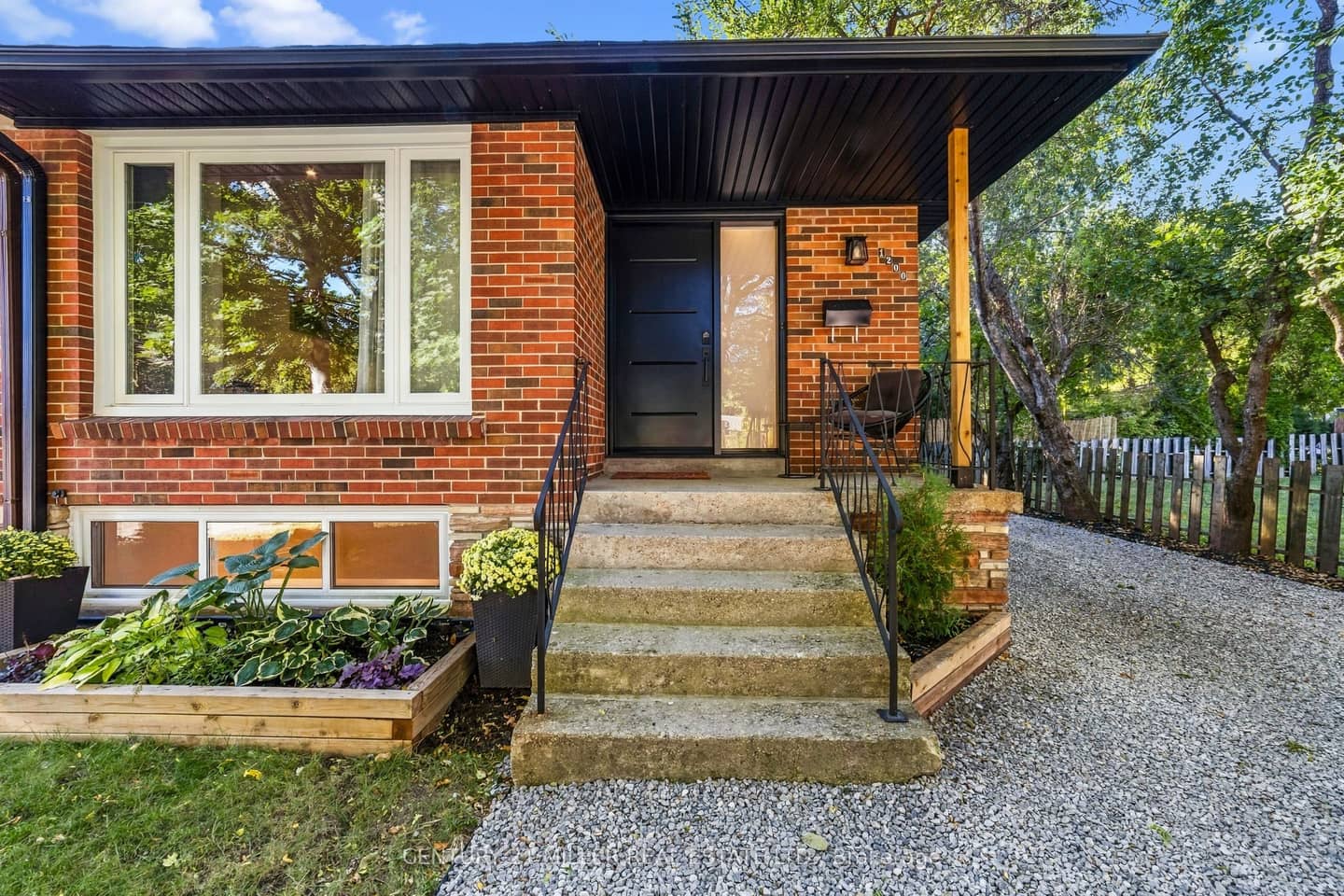 1200 Ingledene Drive, Oakville, ON L6H 2H9