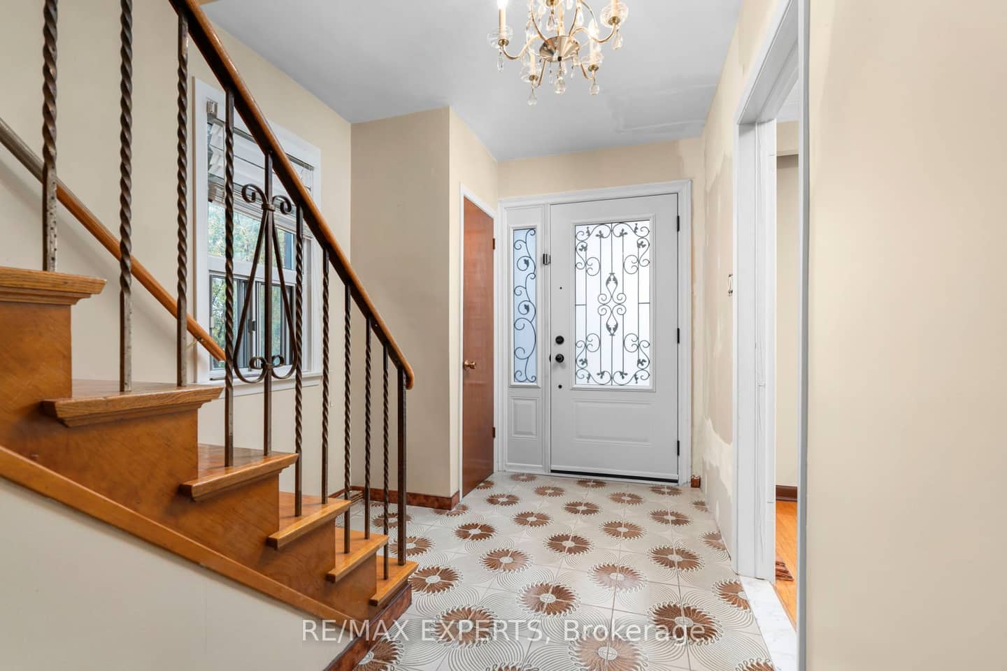 2 Donofree Road, Toronto, ON M6L 2P5