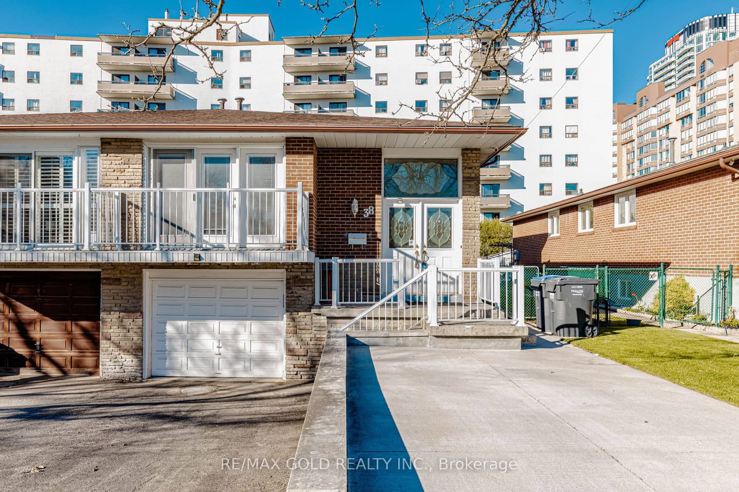 38 Achill Crescent, Mississauga, ON L5B 1L1
