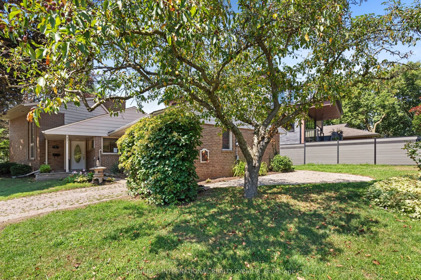 9 Babington Court, Toronto, ON M9A 1J7