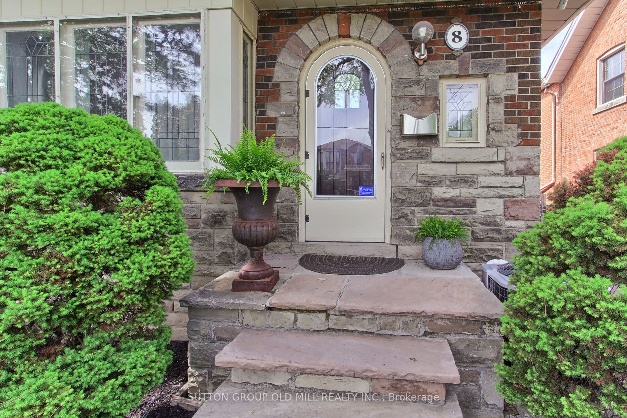 8 Lockheed Boulevard, Toronto, ON M9P 2H6