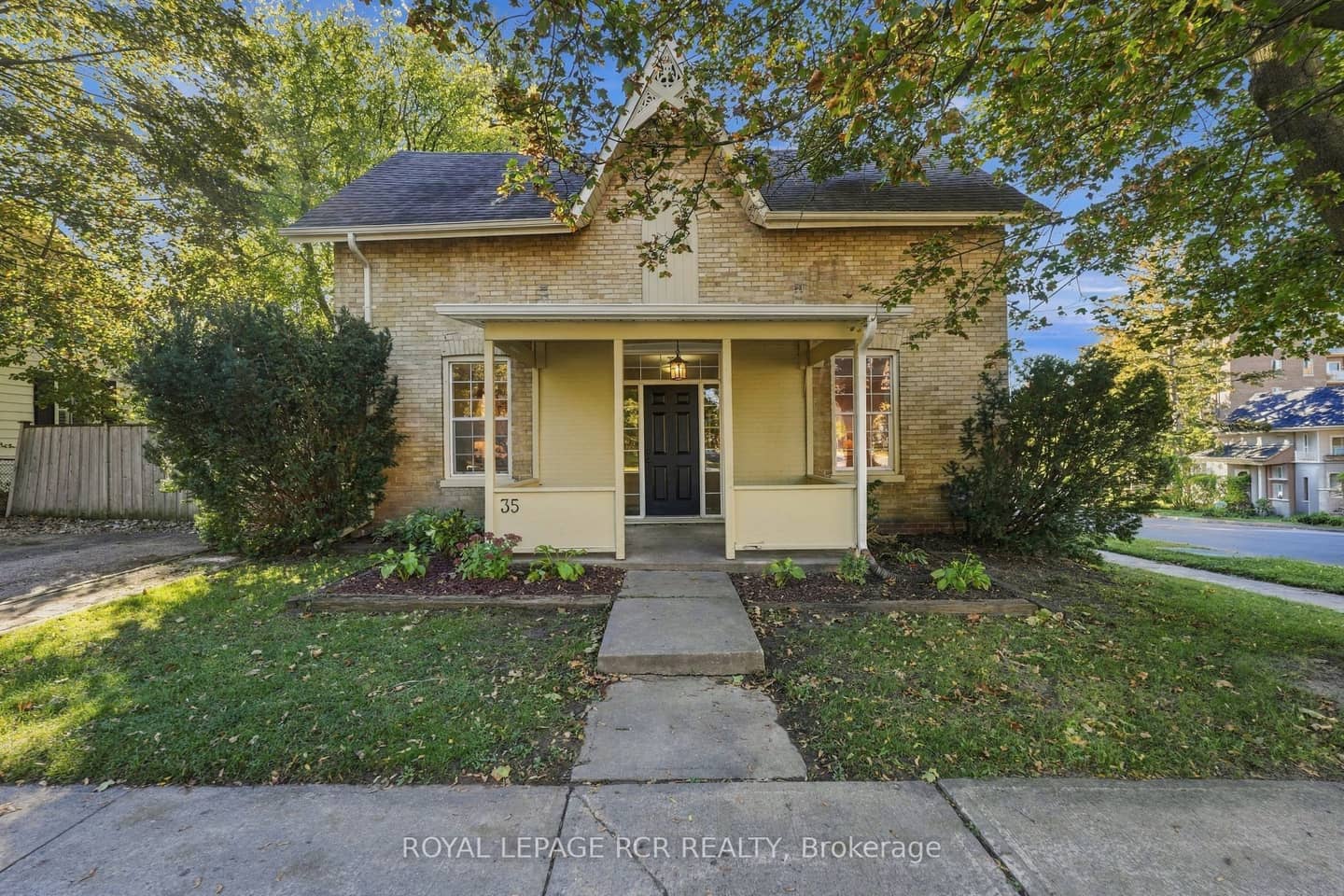 35 Metcalfe Street, Aurora, ON L4G 1E5