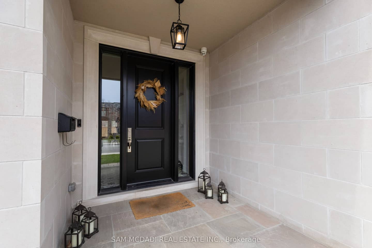 4 Iroquois Avenue, Mississauga, ON L5G 1M6