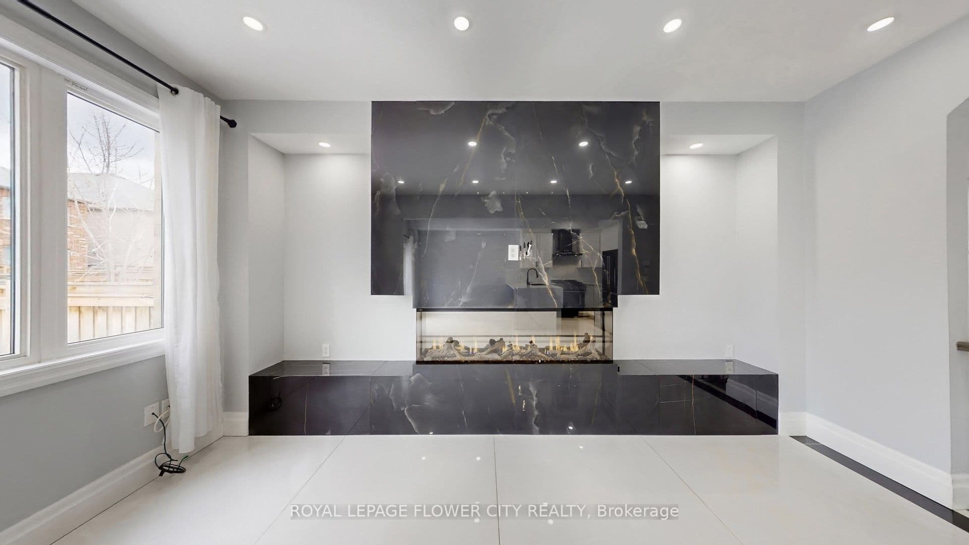 642 Sweetwater Crescent, Newmarket, ON L3X 0H5
