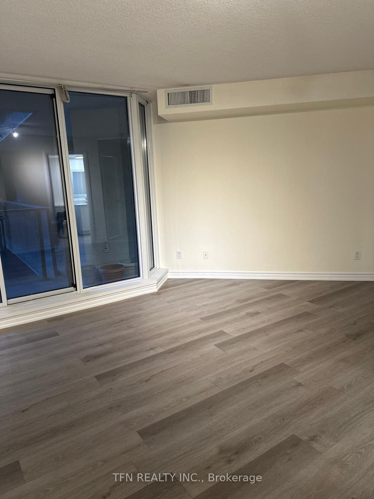 111 Elizabeth Street, Toronto, ON M5G 1P7
