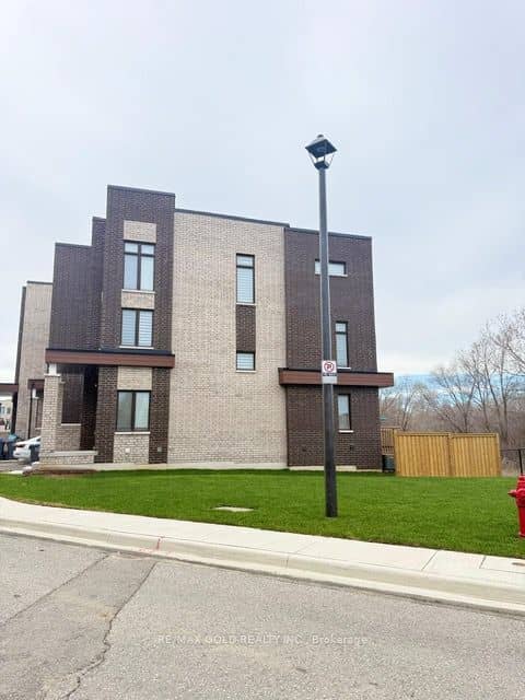 43 Queenpost Drive, Brampton, ON L6Y 6L2