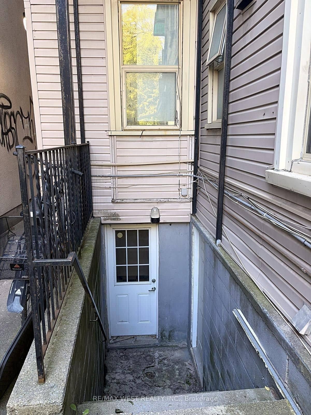 124 Baldwin Street, Toronto, ON M5T 1L6