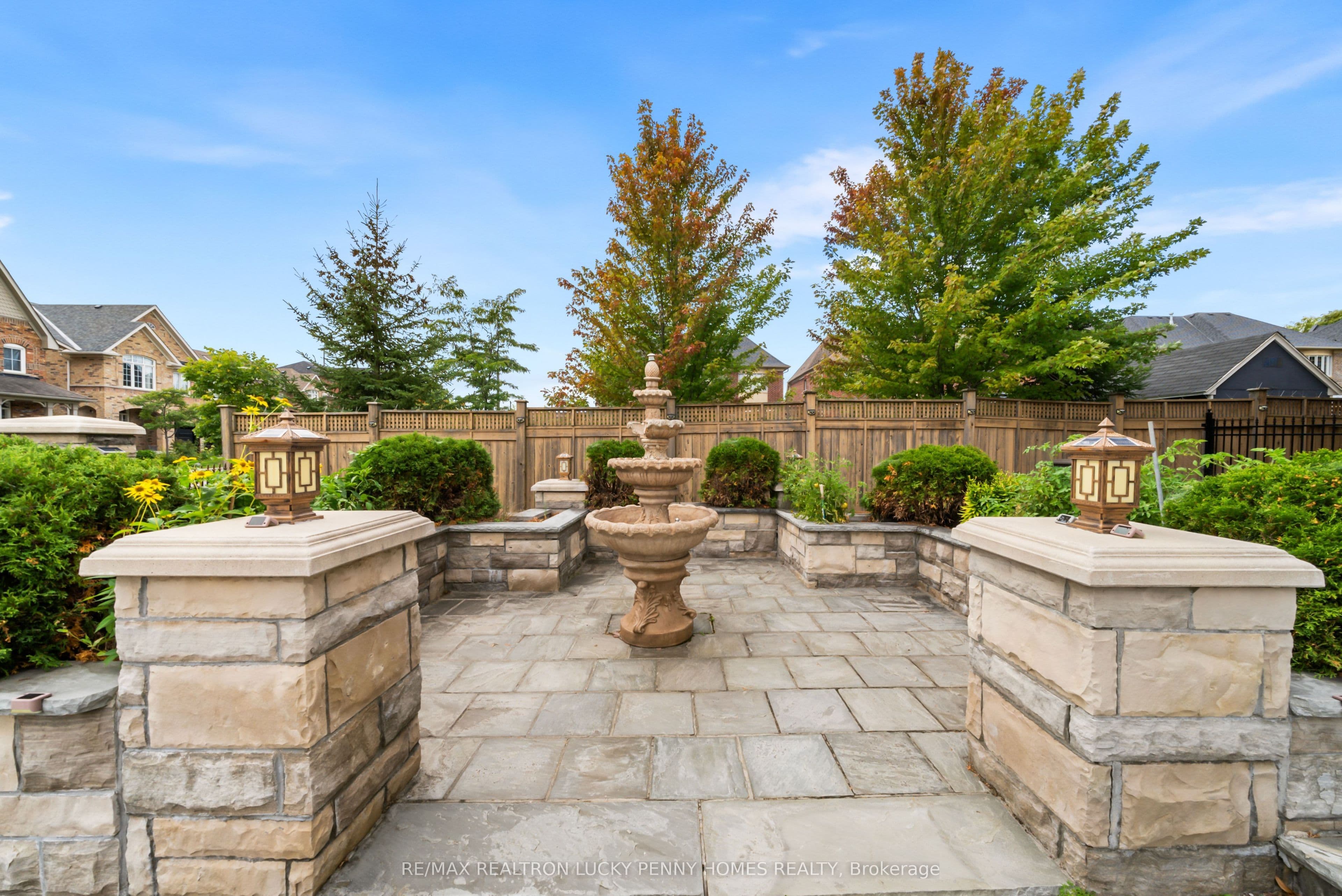 16 Rinas Avenue, Markham, ON L6C 0N7