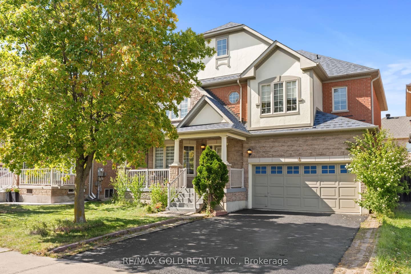 4 AUSTRALIA Drive, Brampton, ON L6R 3E4