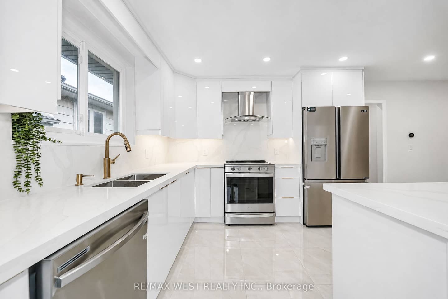 765 Dodsworth Crescent, Mississauga, ON L4Y 2H8