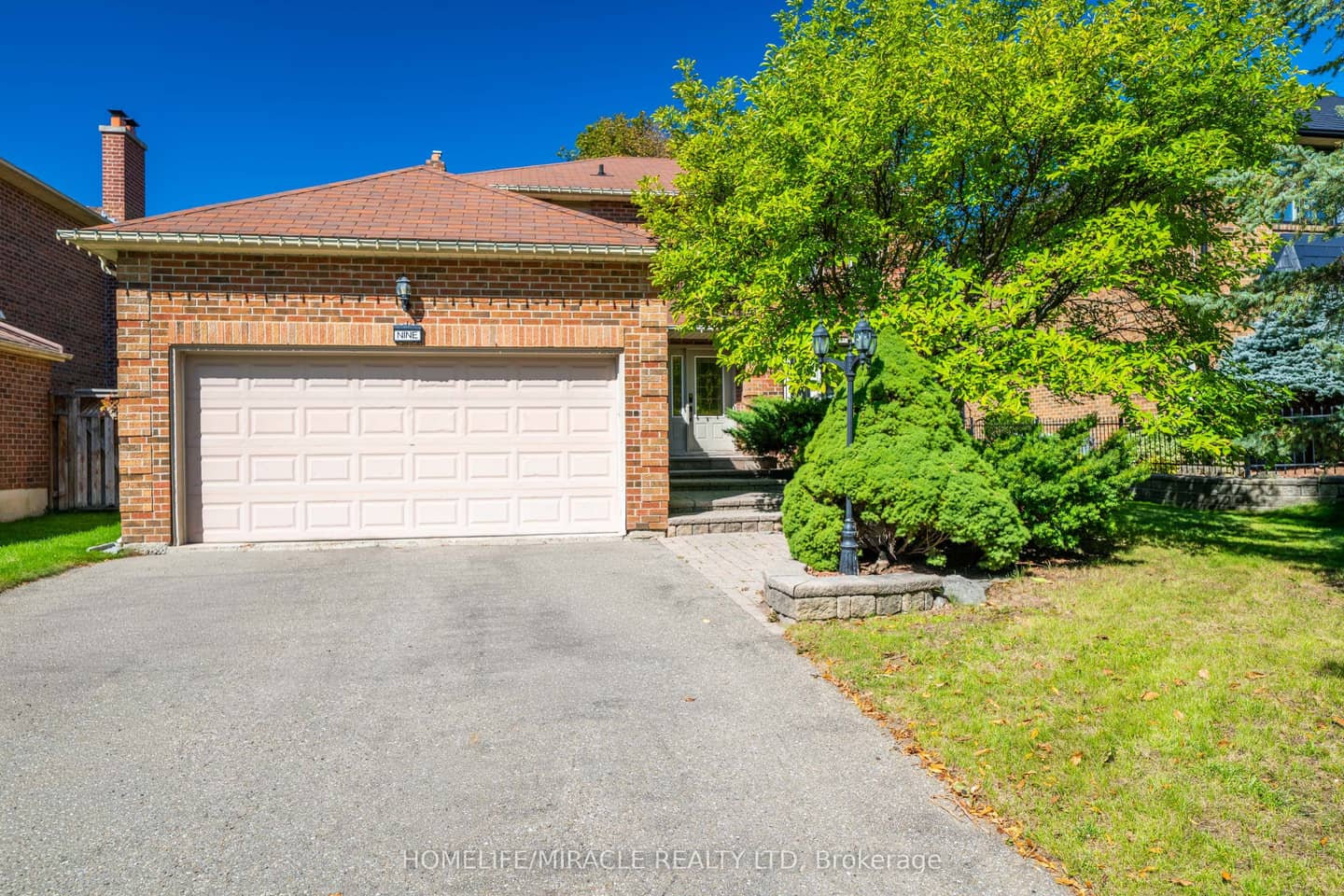 9 Iris Crescent, Brampton, ON L6Z 3H8