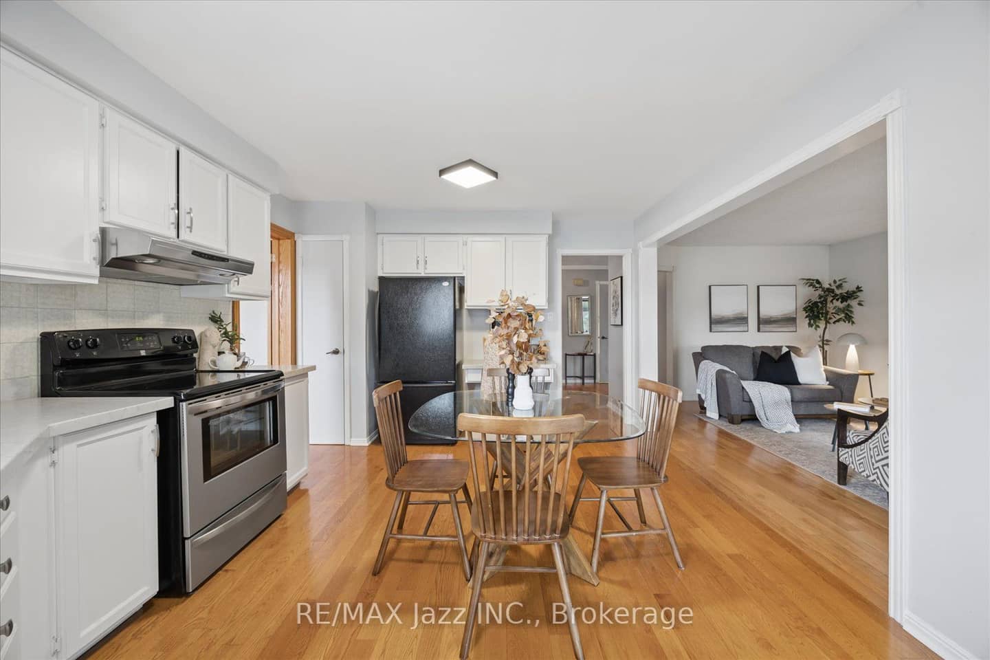 28 Jubilee Court, Whitby, ON L1N 6R3