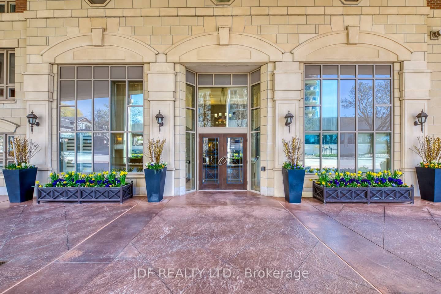 111 Forsythe Street 402, Oakville, ON L6K 3J9