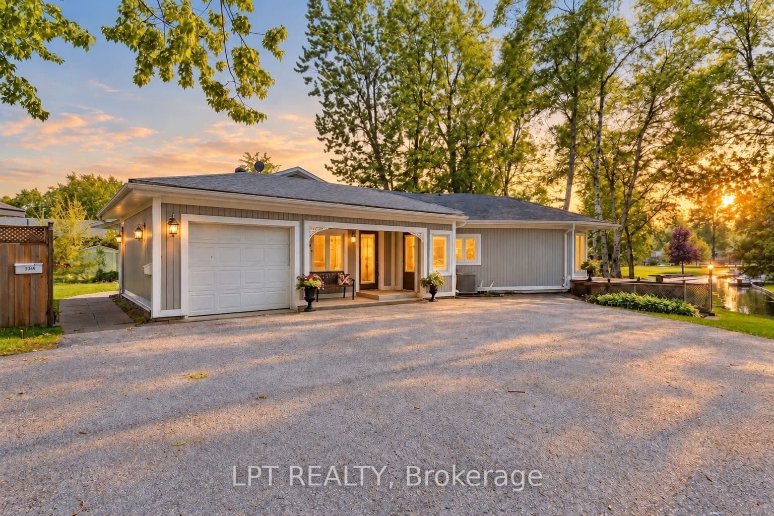204 The Queensway S, Georgina, ON L4P 2A6