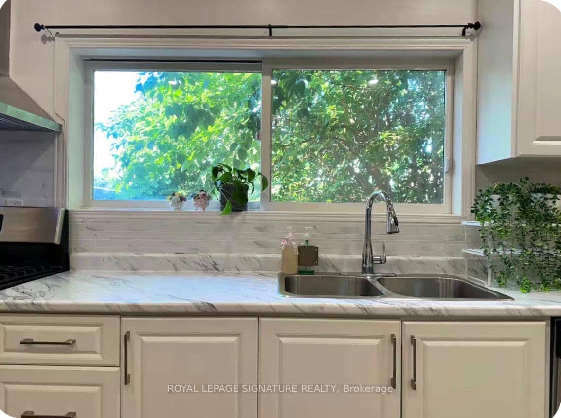 1119 Rebecca Street, Oakville, ON L6L 1Y6