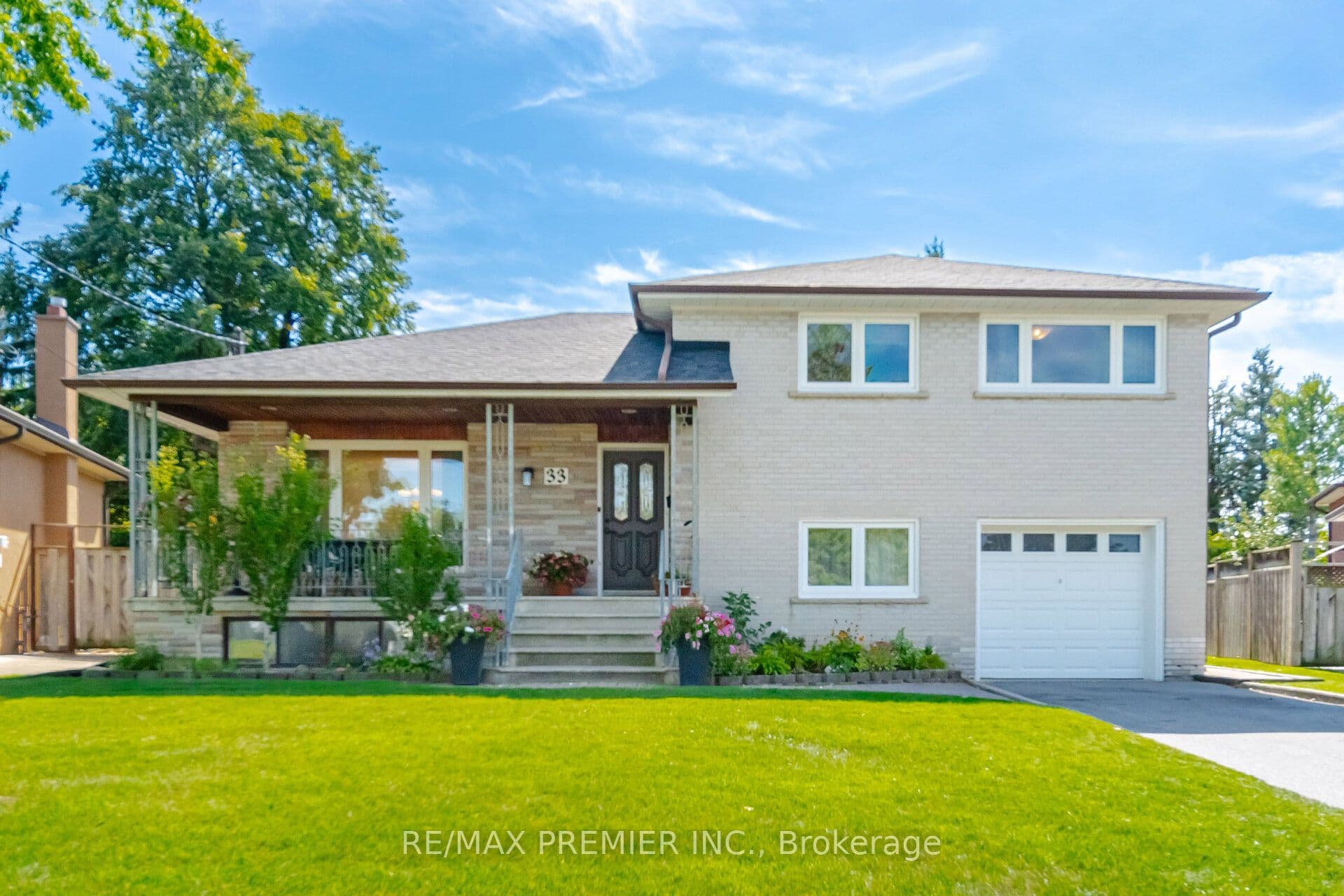 33 Belleglade Court, Toronto, ON M9M 2W3