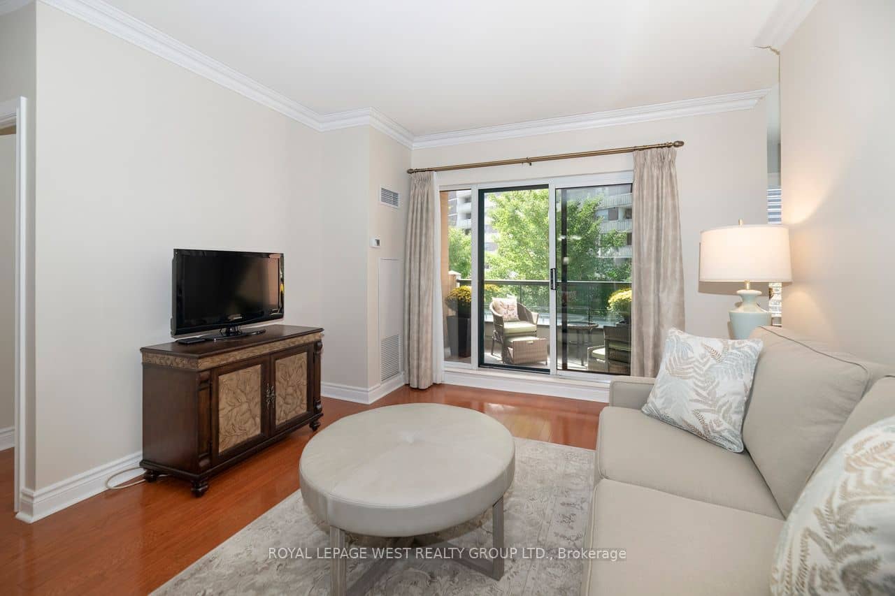 1 Lomond Drive 302, Toronto, ON M8X 2Z3