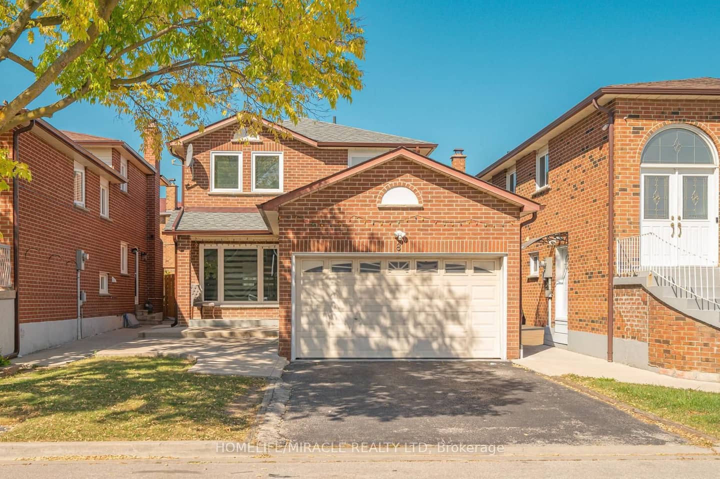 8 Loire Court, Toronto, ON M9V 4Z7