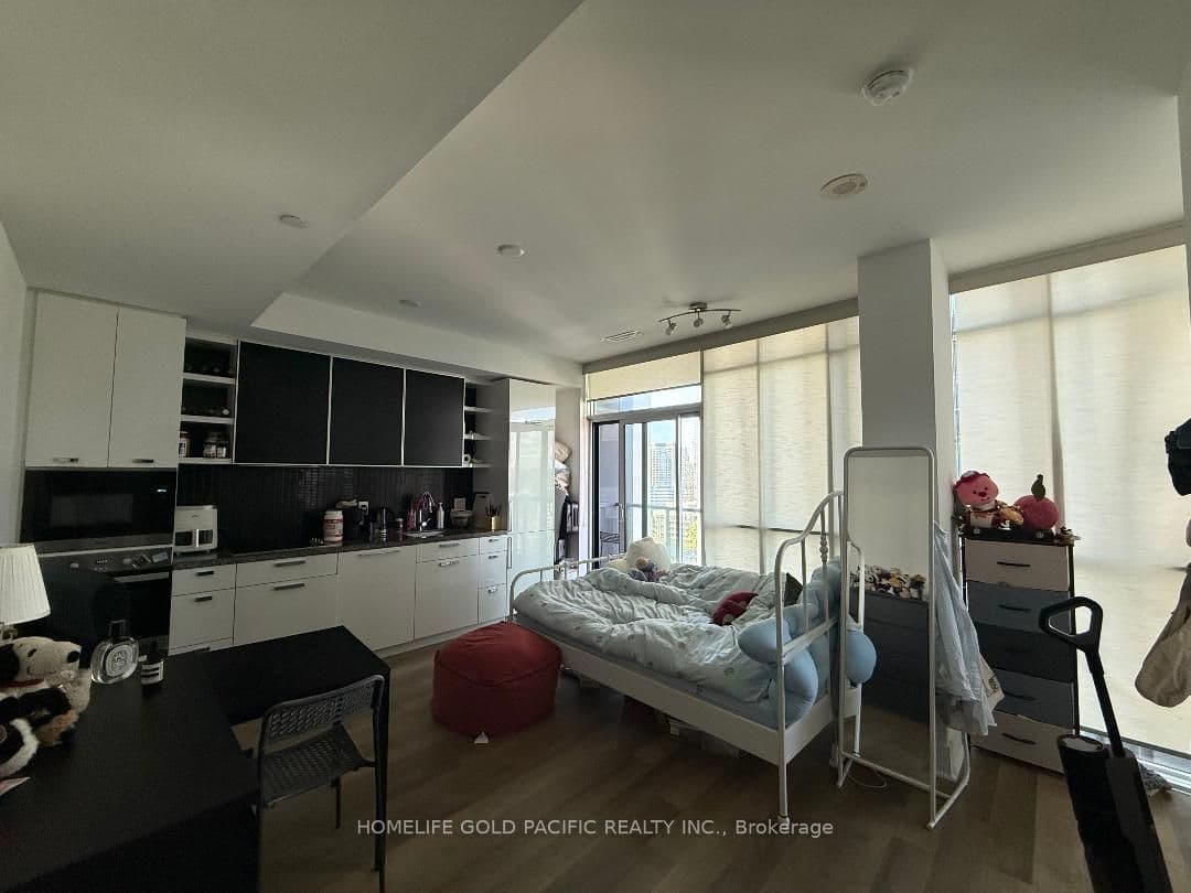 32 Davenport Road 1701, Toronto, ON M5R 1H3