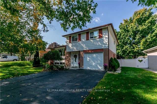 8 Meadowland Avenue Upper Unit, Barrie, ON L4N 2Y4