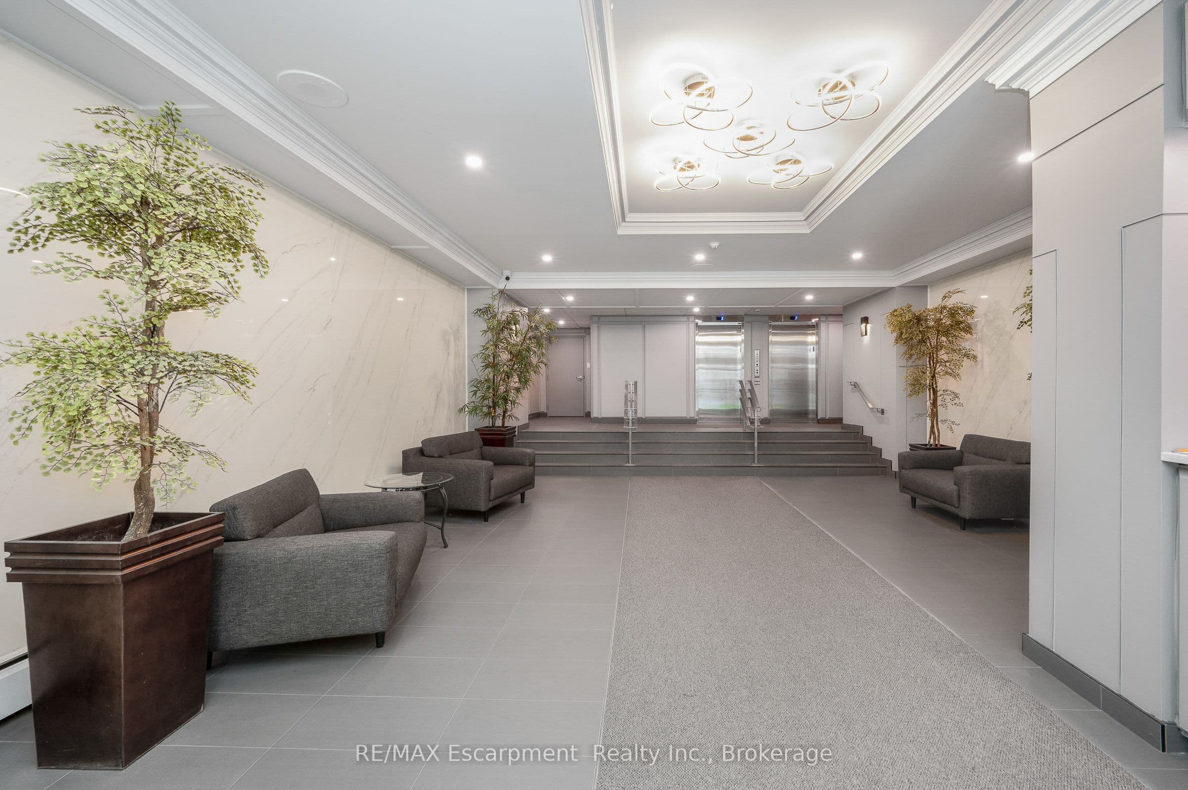 975 Warwick Court 310, Burlington, ON L7T 3Z7
