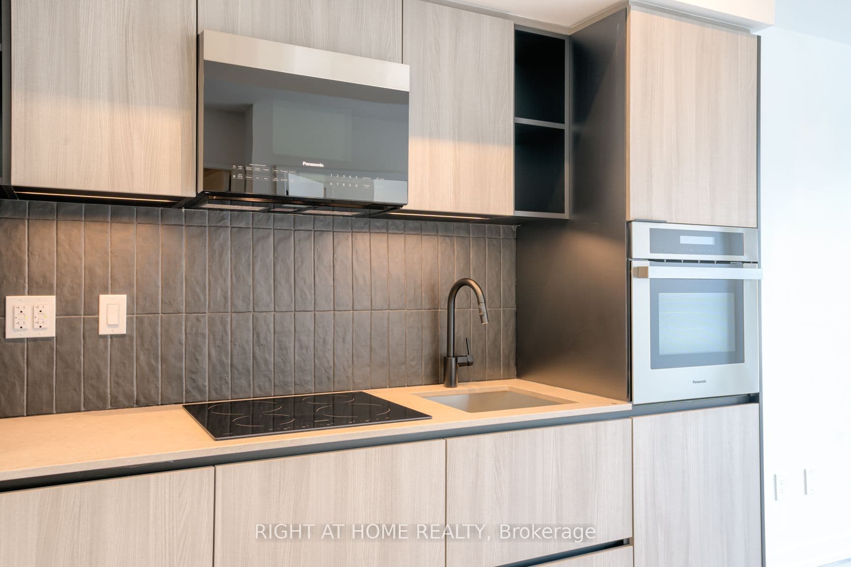 2 Augusta Avenue 704, Toronto, ON M5V 0T3