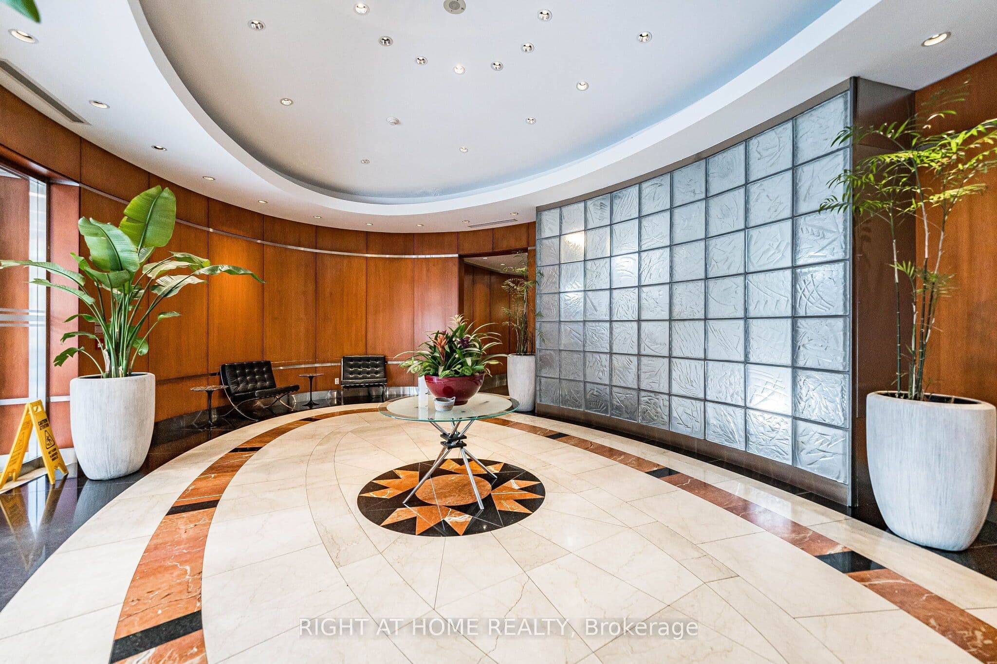 1121 Bay Street 1106, Toronto, ON M5S 3L9