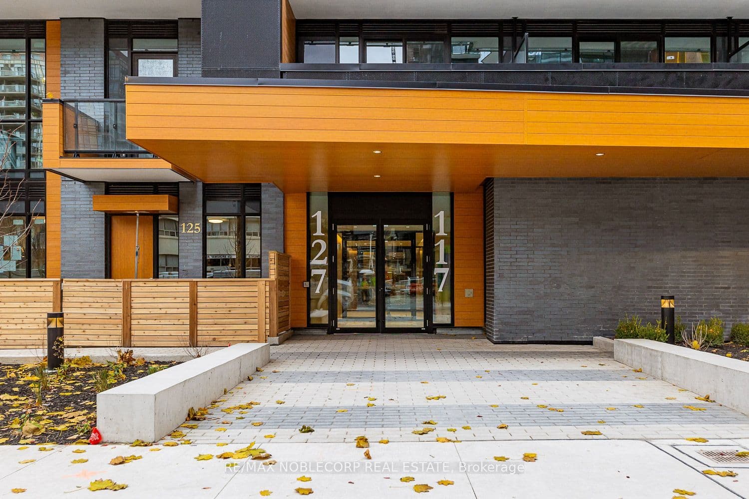 117 Broadway Avenue 817, Toronto, ON M4P 1V3