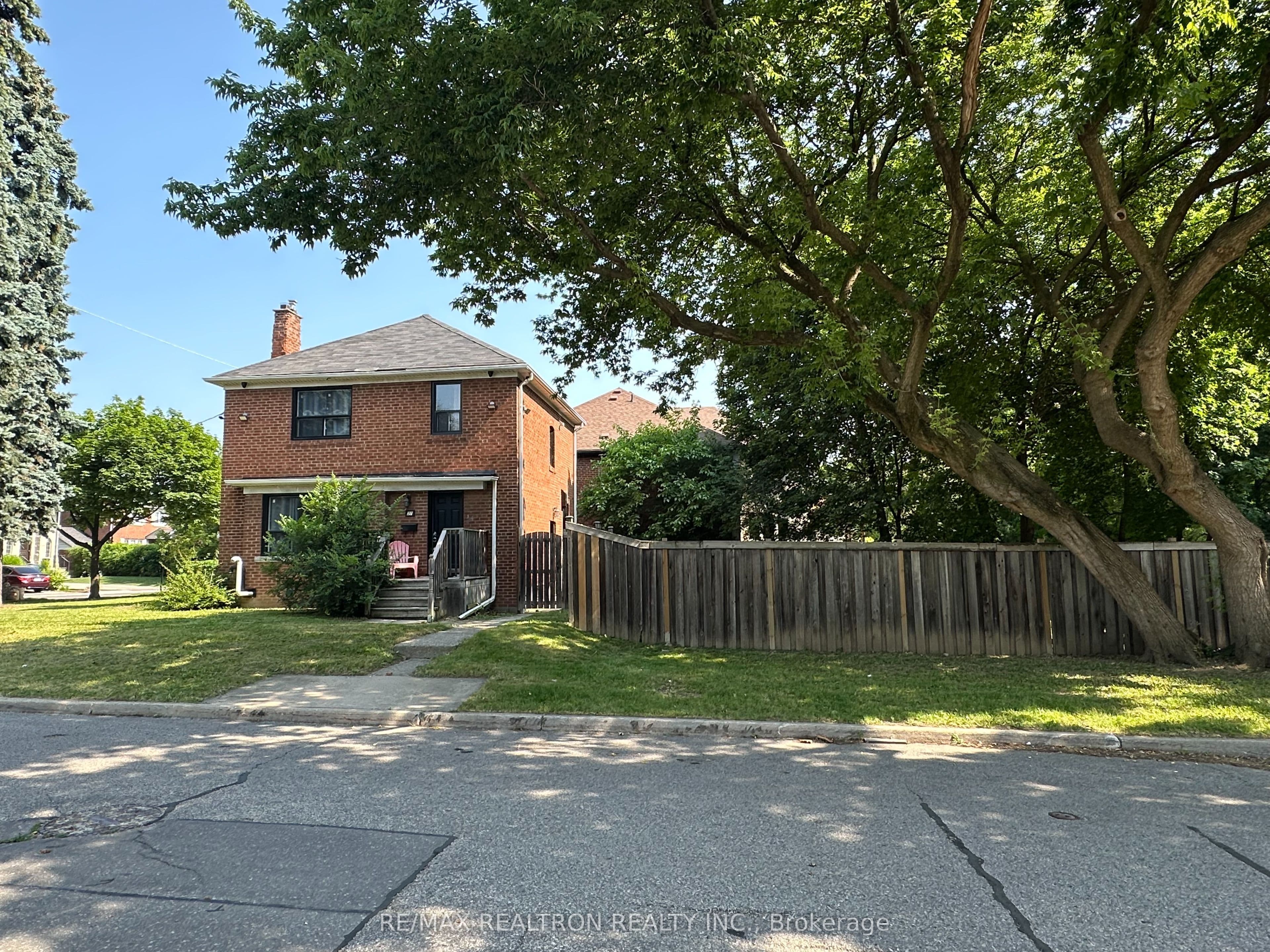 27 Westgate Boulevard, Toronto, ON M3H 1N8