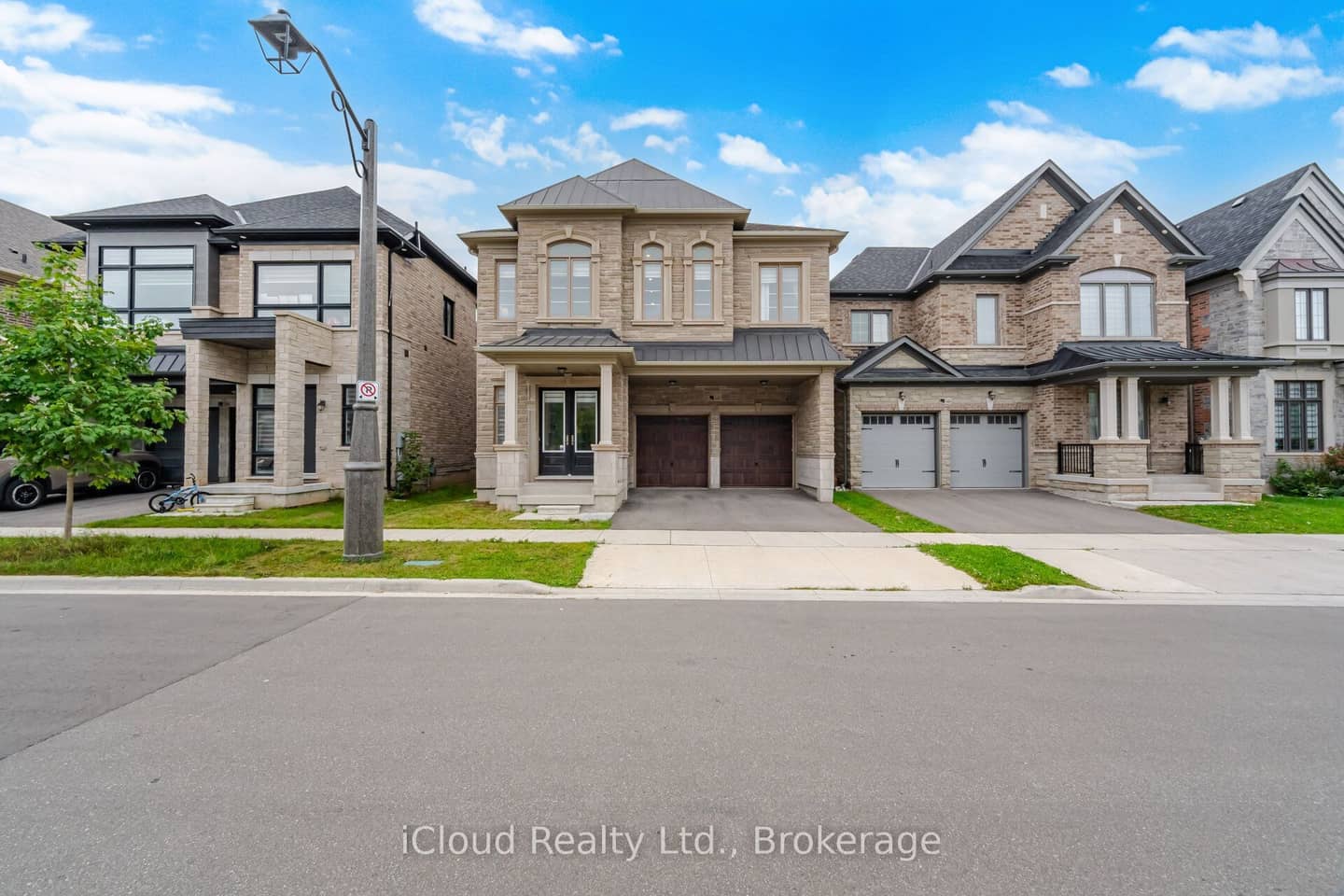 1400 Yellow Rose Circle, Oakville, ON L6M 5L3