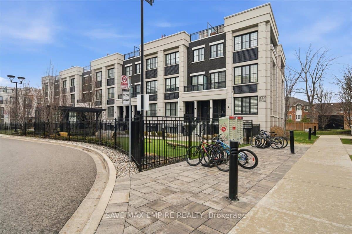 652 Cricklewood Drive 227, Mississauga, ON L5G 0B7