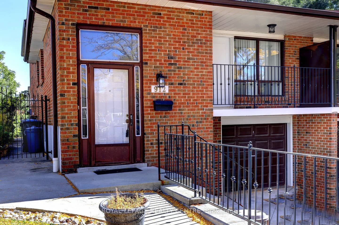 912 Blairholm Avenue, Mississauga, ON L5C 1G4