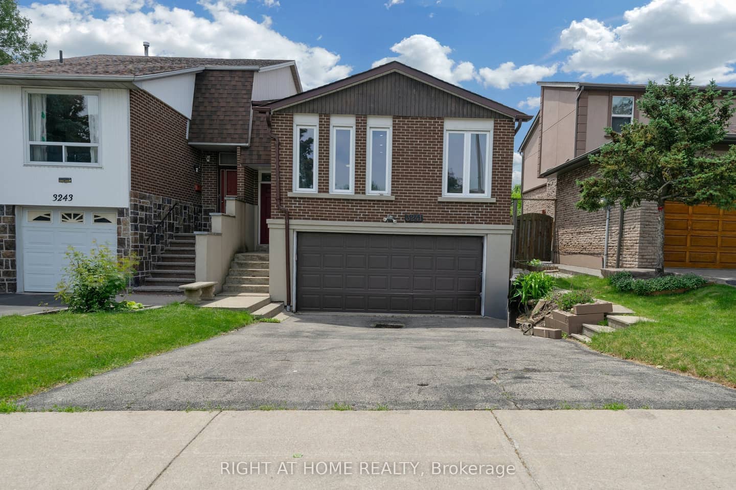 3241 Mccarthy Court, Mississauga, ON L4Y 3Z4