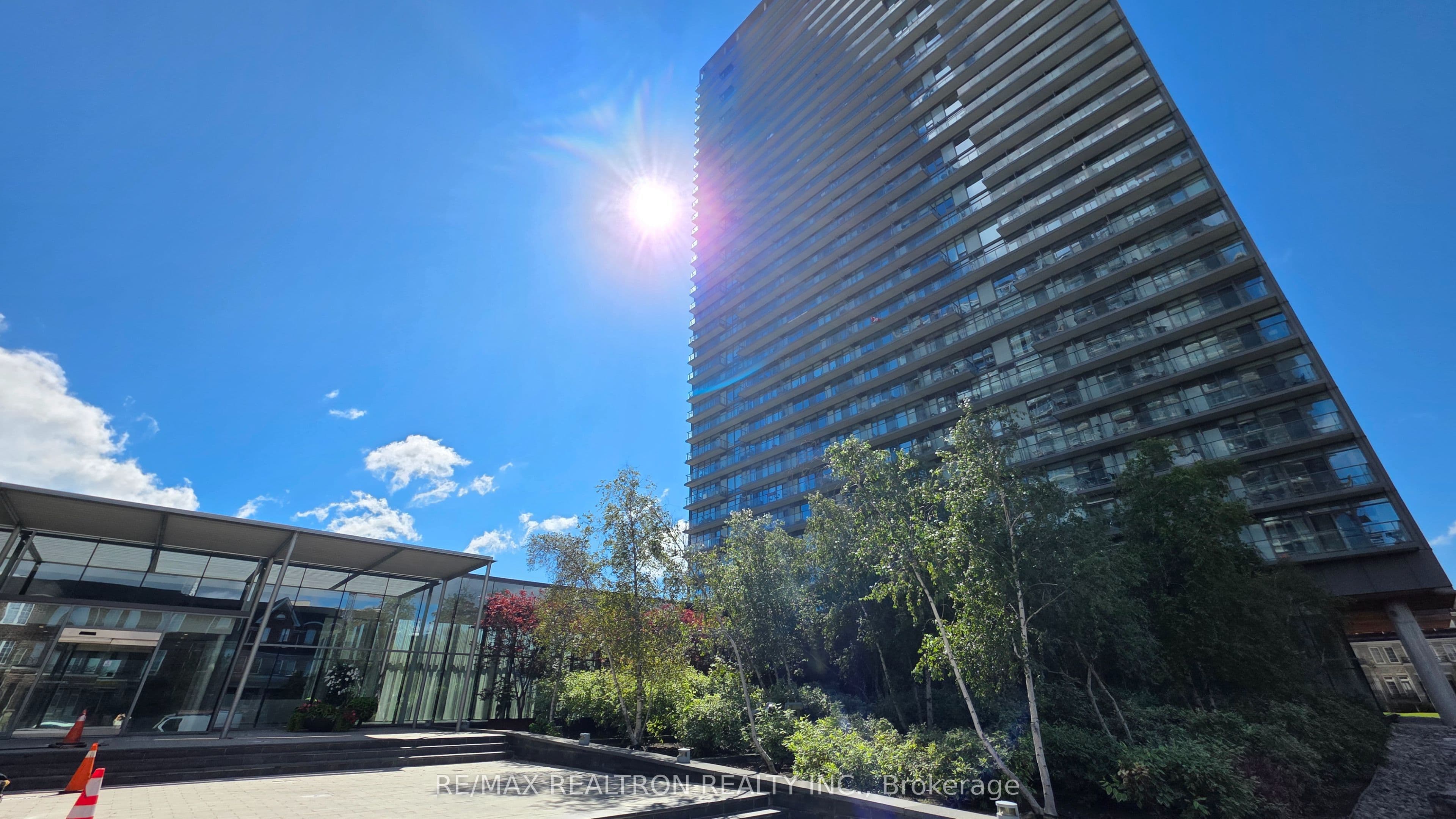 105 The Queensway Avenue 607, Toronto, ON M6S 5B5