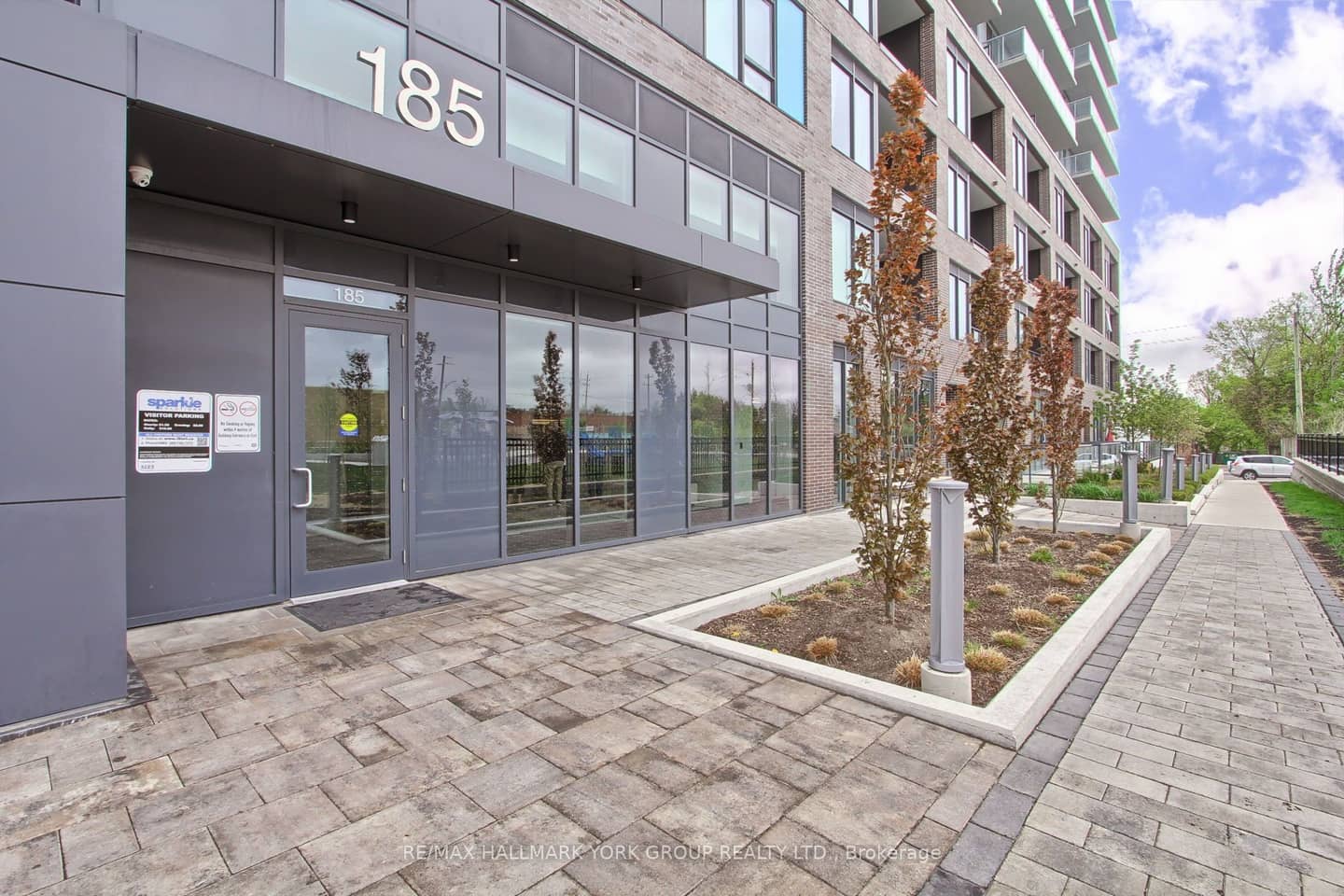 185 Deerfield Road 419, Newmarket, ON L3Y 0G7