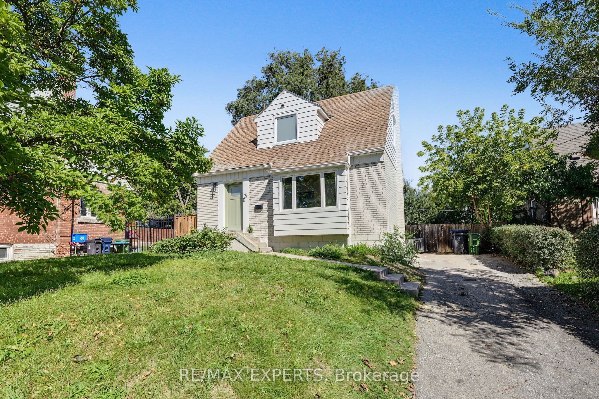 3 Greenacres Road, Toronto, ON M6M 4A6