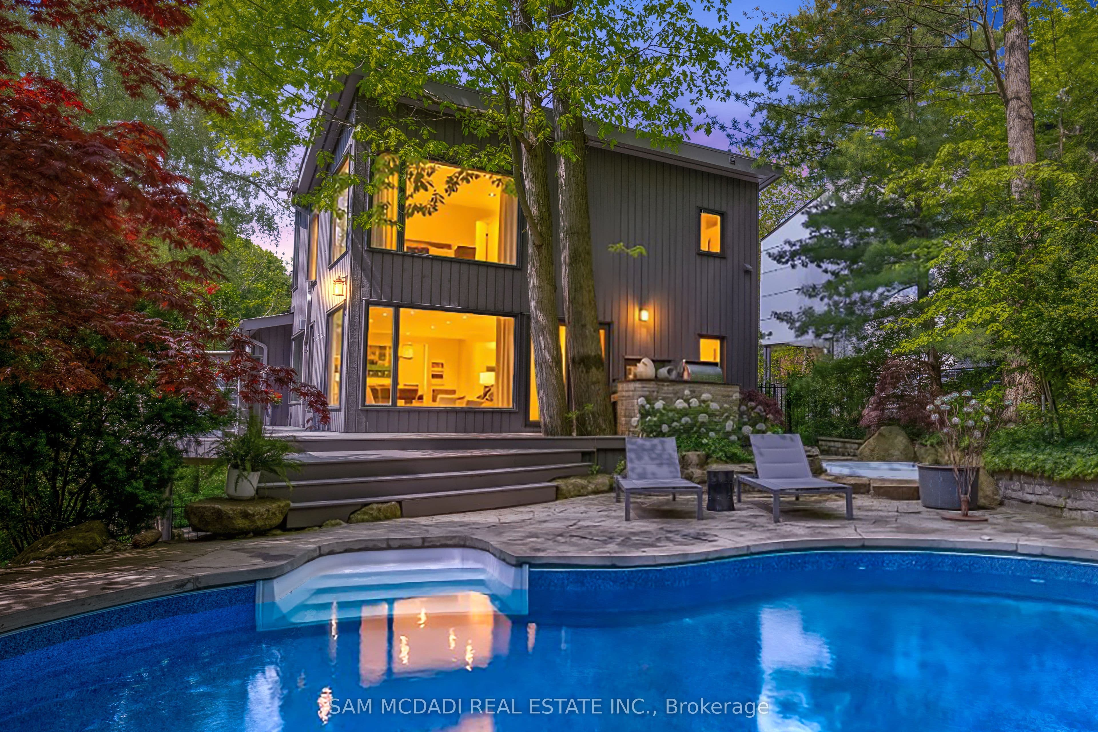 1273 Queen Victoria Avenue, Mississauga, ON L5H 3H2