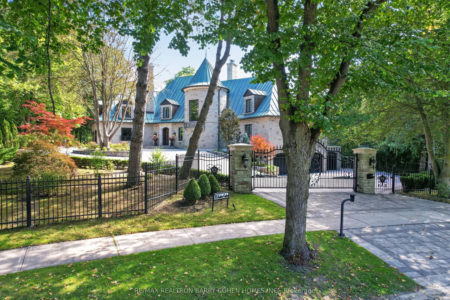 25 Tudor Gate, Toronto, ON M2L 1N3