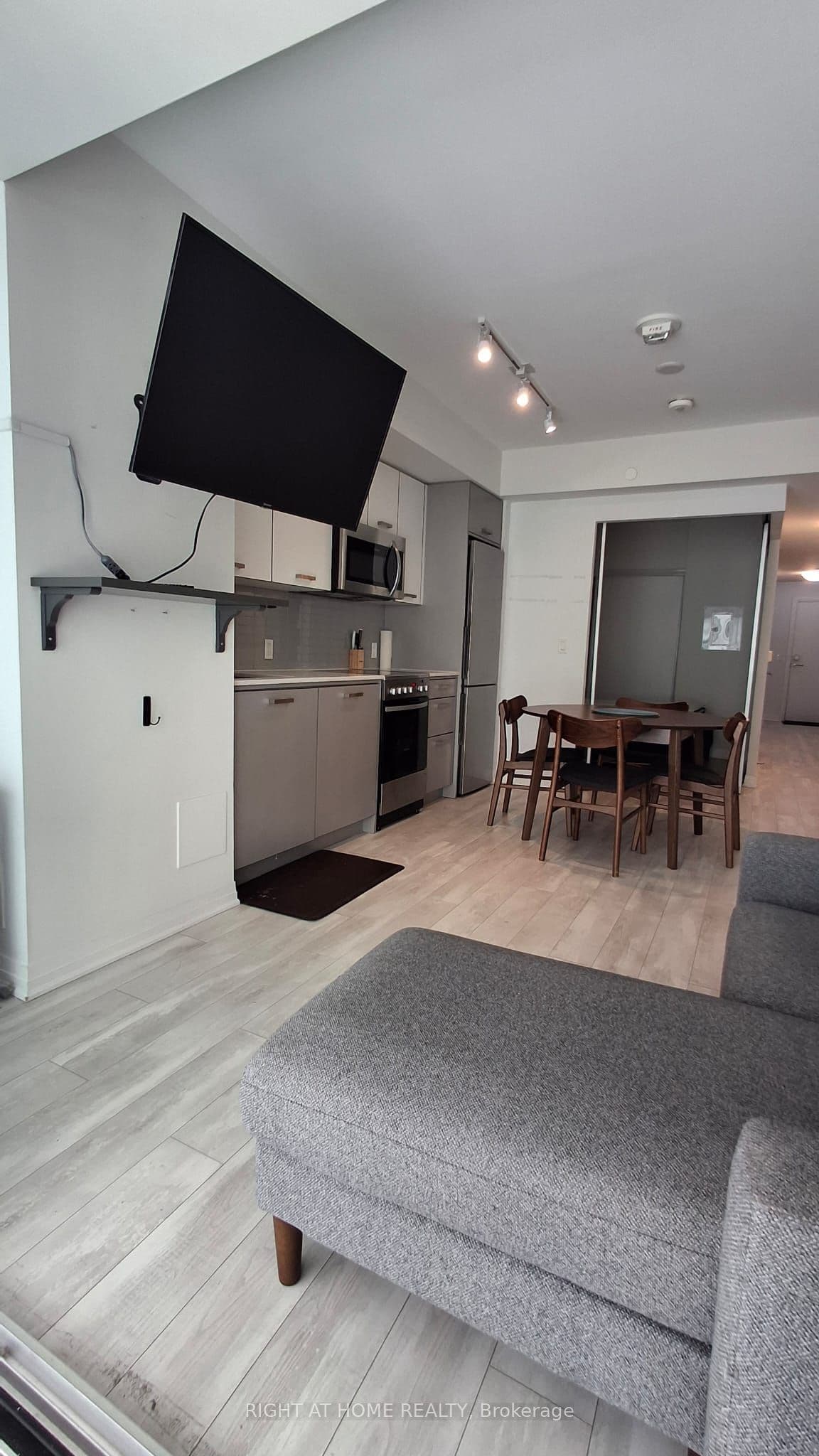 1630 Queen Street E 211, Toronto, ON M4L 0B3