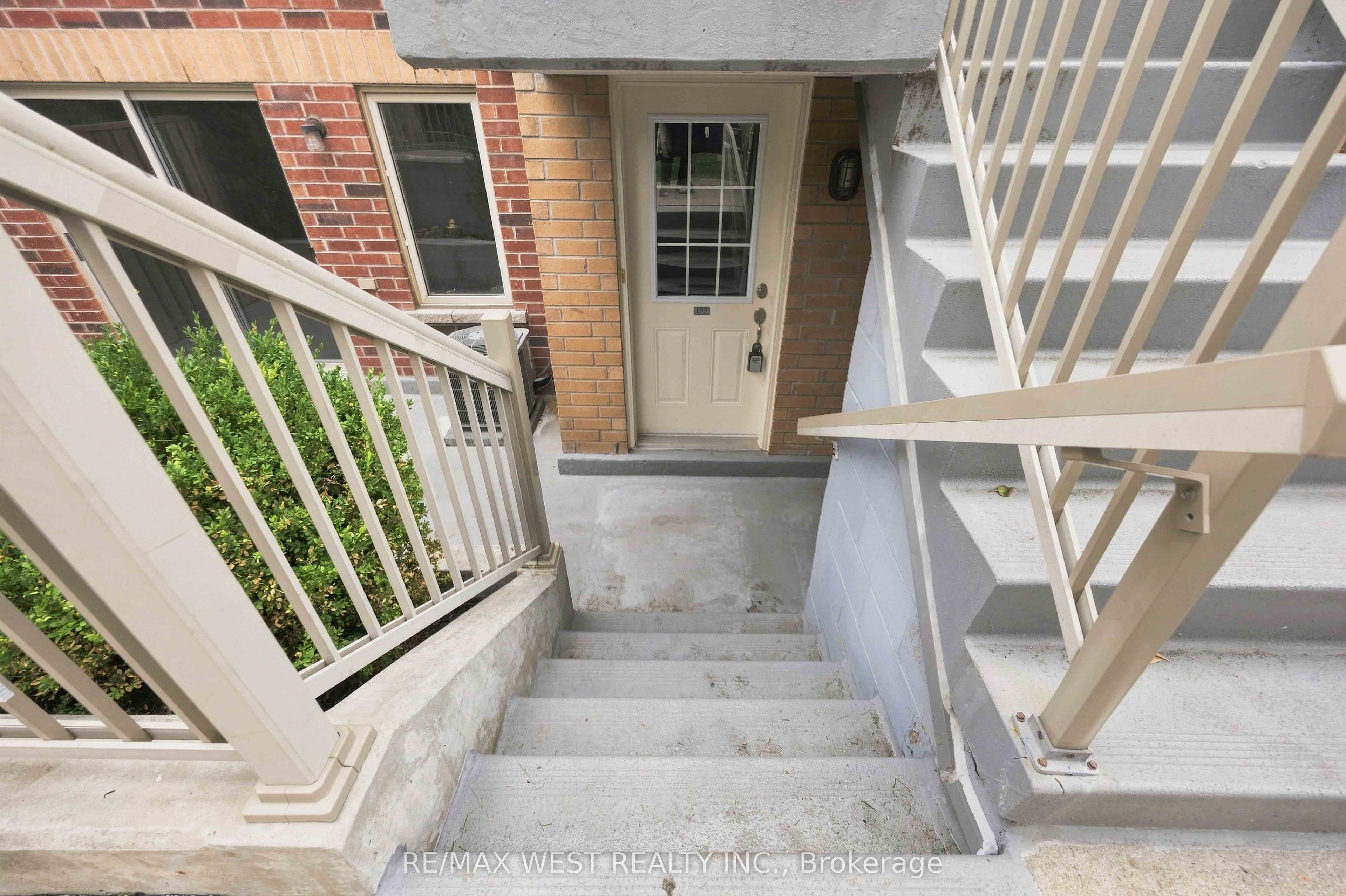 20 Elsie Lane 122, Toronto, ON M6P 3N9