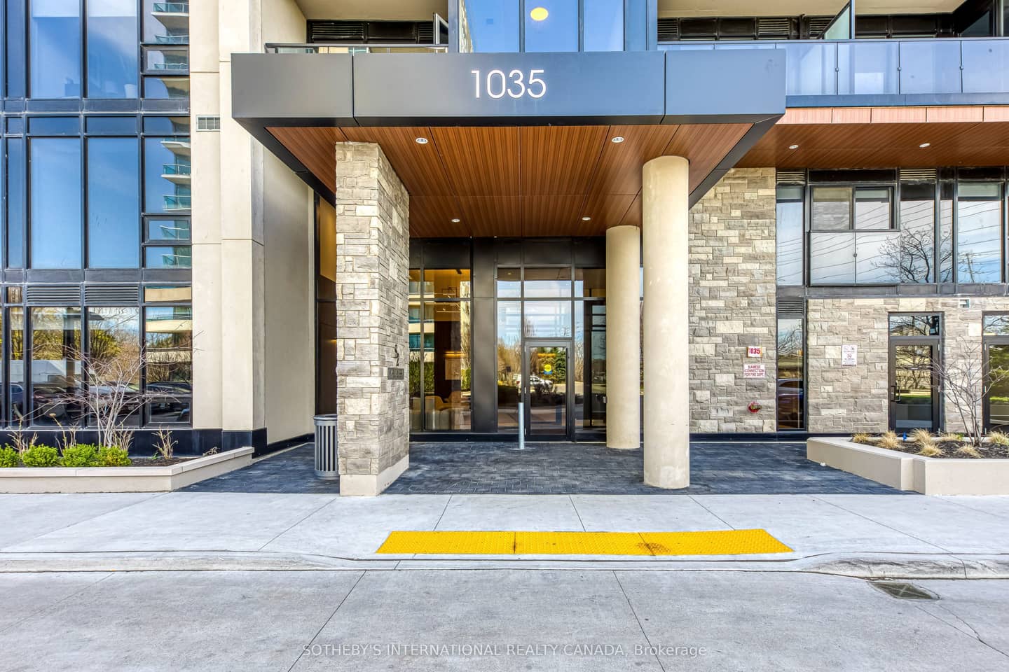 1035 Southdown Road 212, Mississauga, ON L5J 0A2