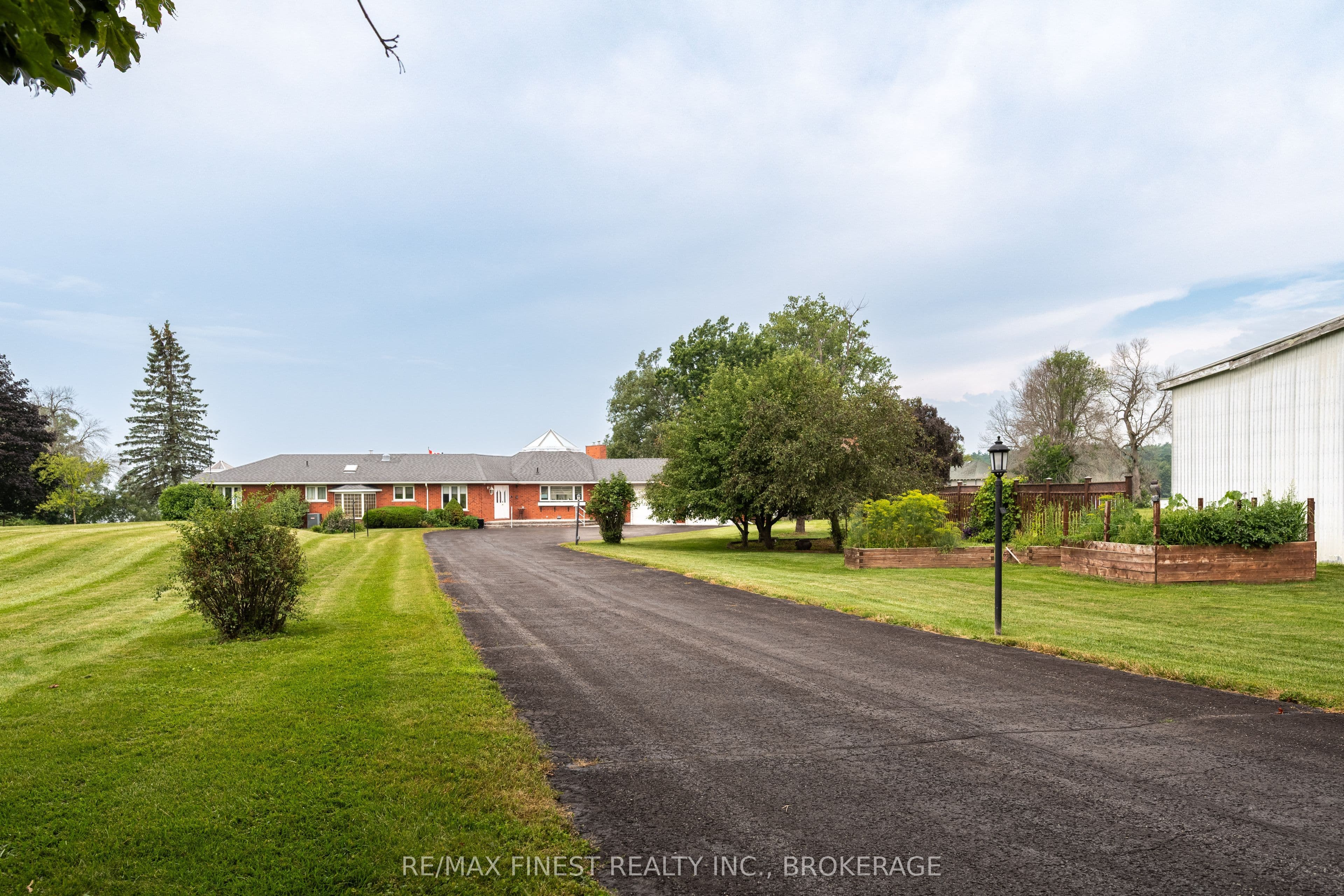 32 Howe Island Drive, Frontenac Islands, ON K7G 2V6