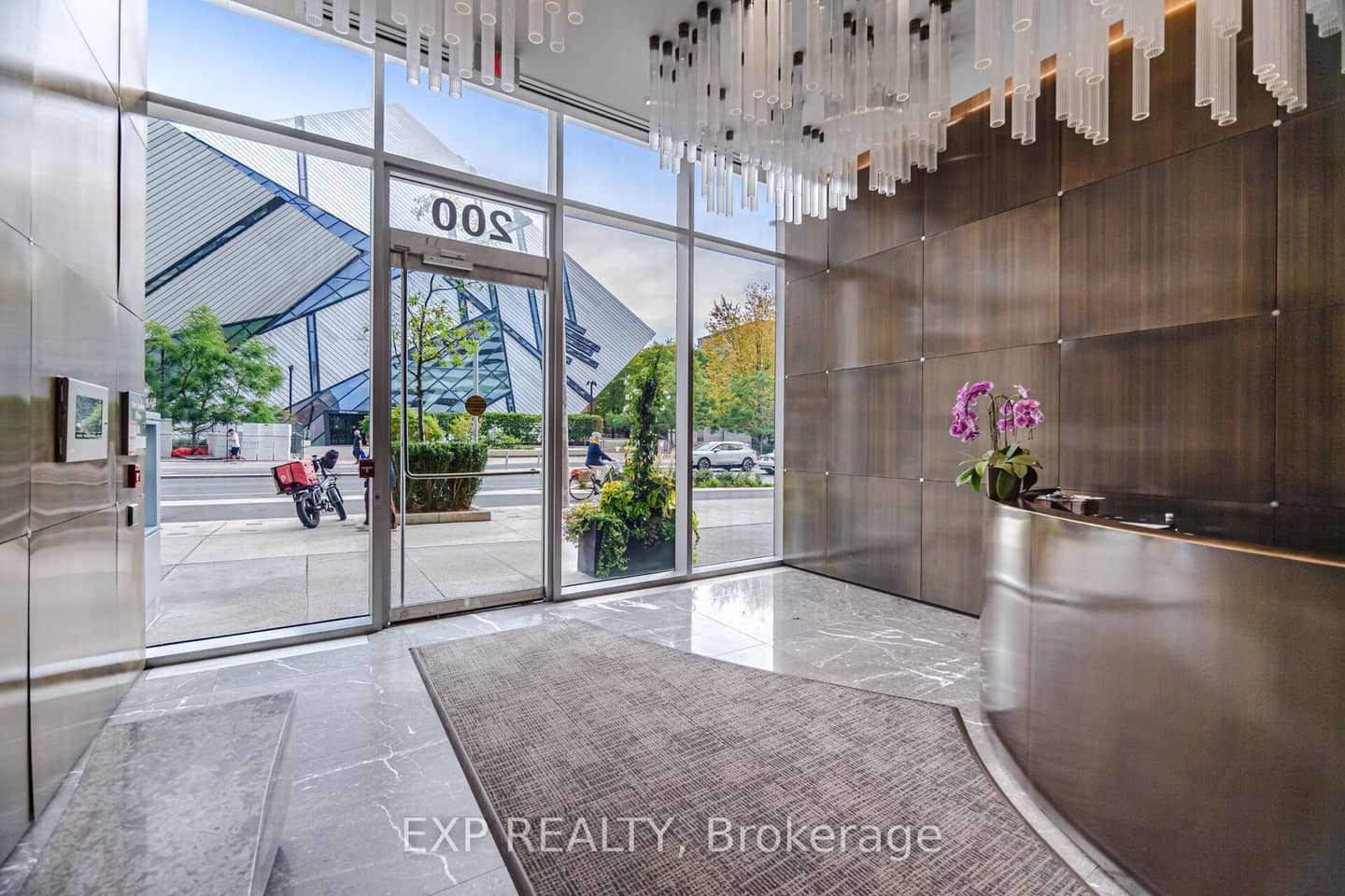 200 Bloor Street W 1203, Toronto, ON M5S 1T8