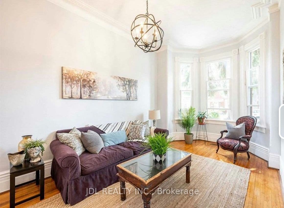 137 Denison Ave Avenue Suite A 2nd Floor, Toronto, ON M5T 2N2