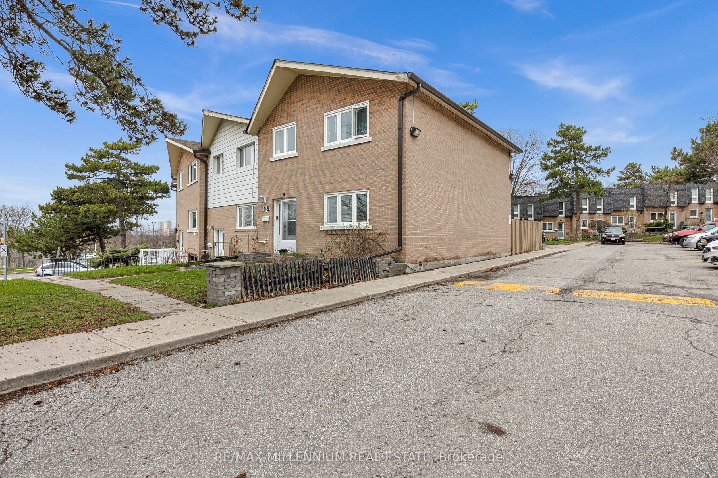 10 Grandravine Drive 5, Toronto, ON M3J 1B1
