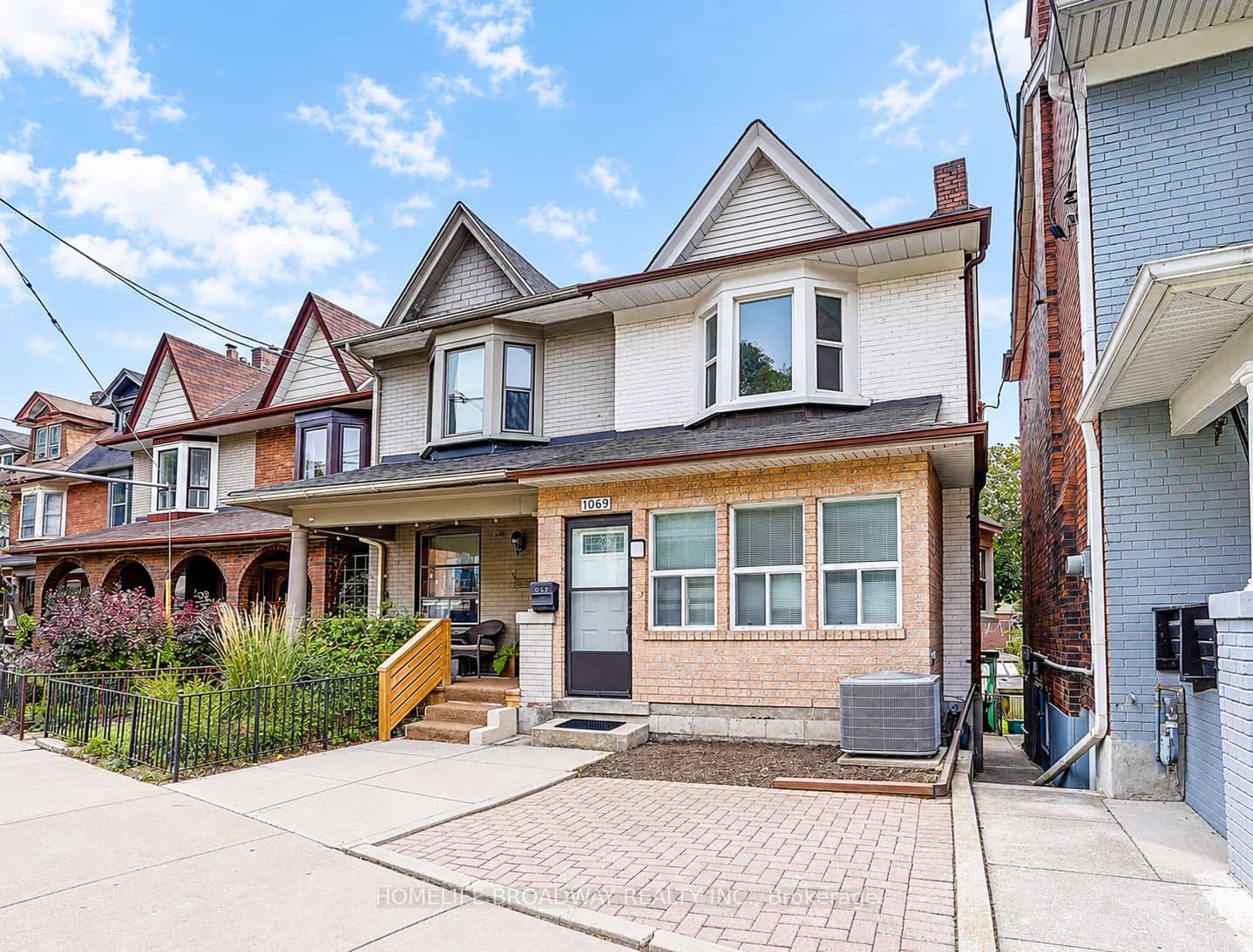 1069 Davenport Road, Toronto, ON M6G 2C2