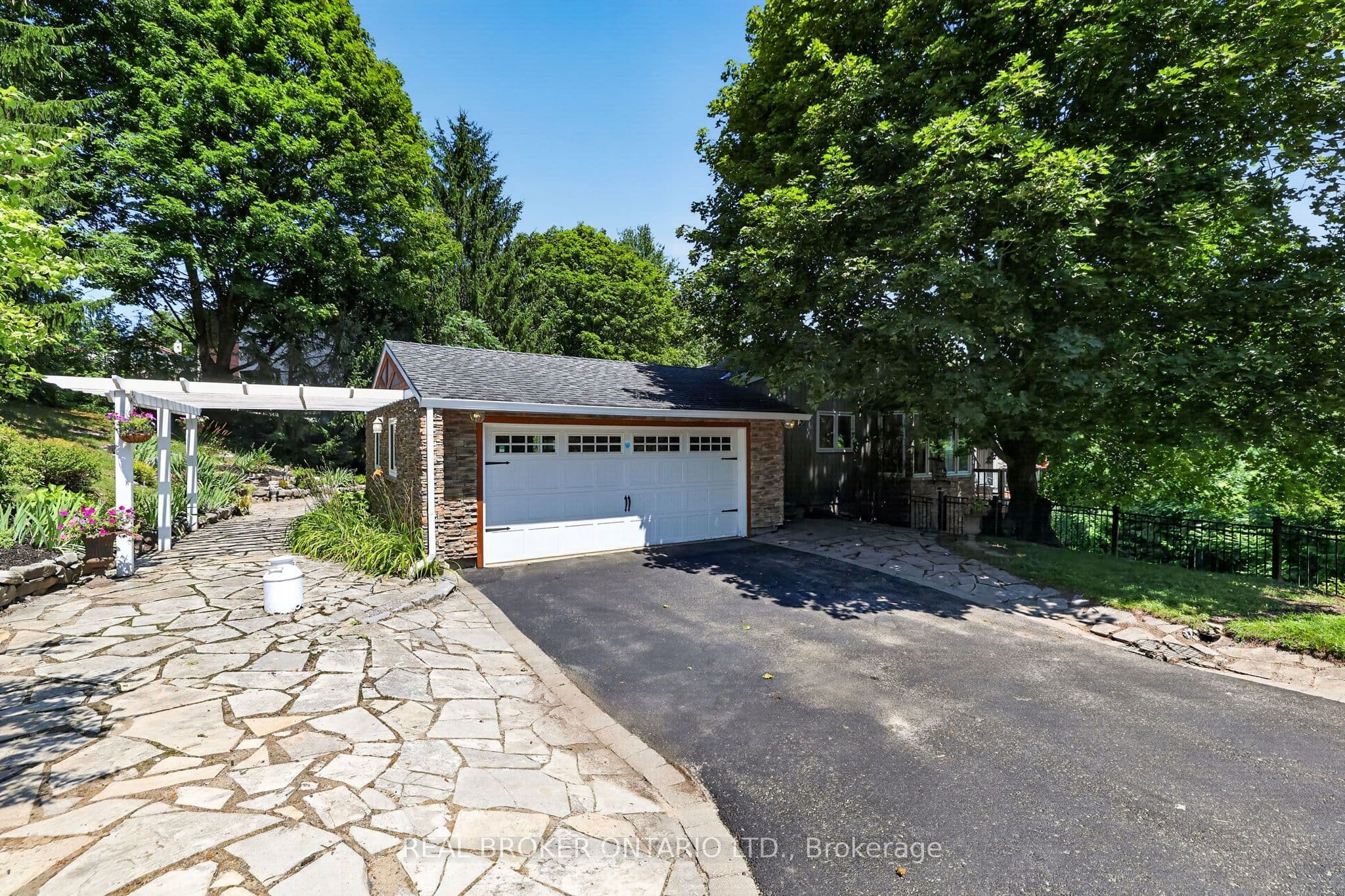 20417 Centre Street, East Gwillimbury, ON L0G 1M0