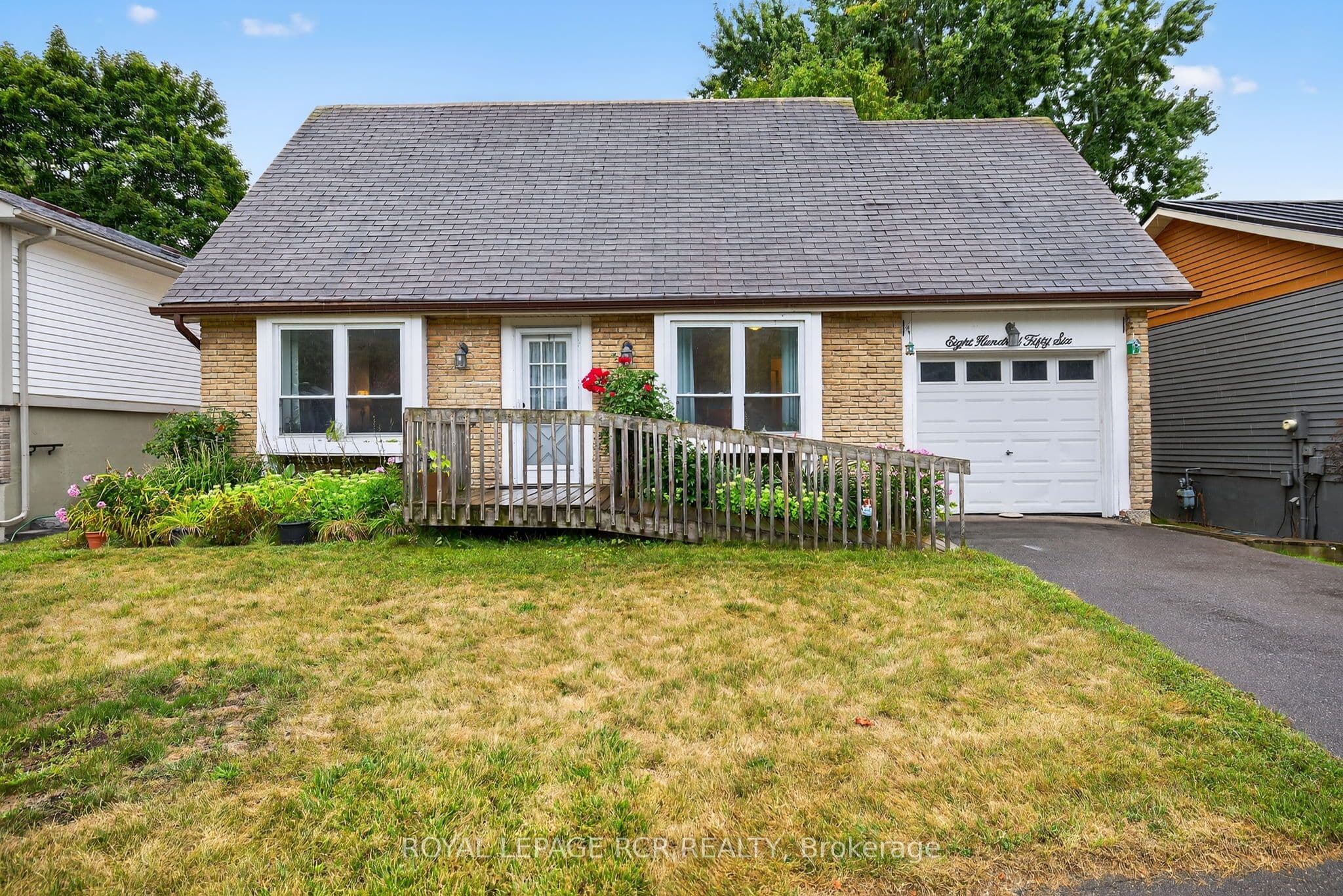 856 Magnolia Avenue, Newmarket, ON L3Y 3C7